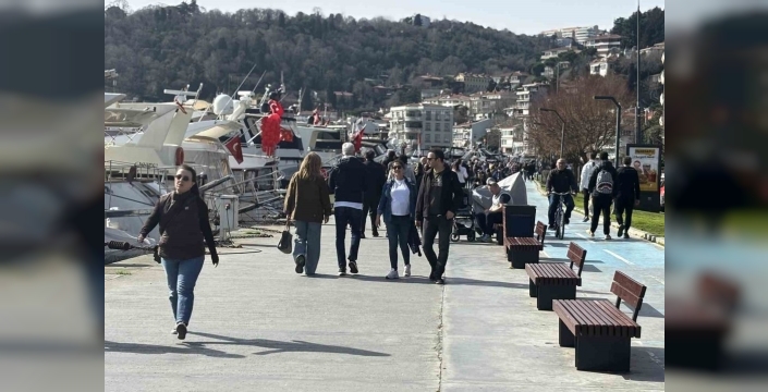 İstanbul'da şubat sıcakları Bebek sahilini doldurdu