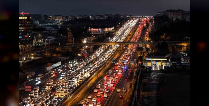İstanbul trafiği ara tatili unuttu: Yoğunluk %87'ye fırladı