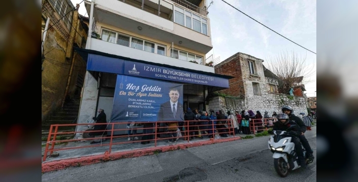 İzmir Büyükşehir Belediyesi, iftar bereketini ihtiyaç sahiplerine ulaştırıyor