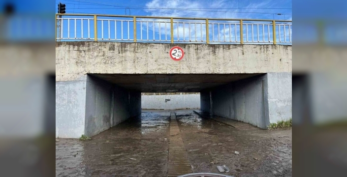 İzmir'de alt geçitte sulara gömülen sürücü son yolculuğuna uğurlandı
