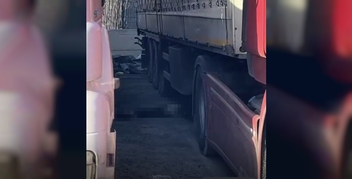 İzmir'de feci kaza: Geri geri giden tırın altında kalan şoför can verdi