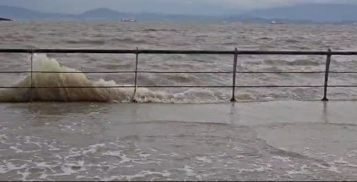 İzmir'de fırtına etkili: Dikili'de deniz seviyesi yükseldi