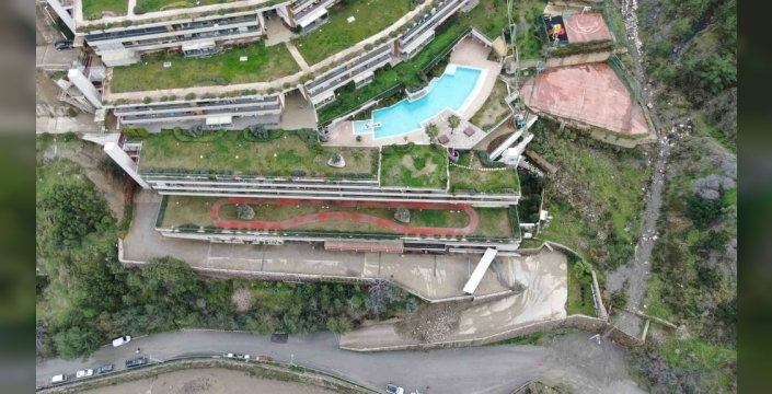 İzmir'de lüks site yolu toprak kaymasıyla kapandı, sakinler imar iznini sorguluyor