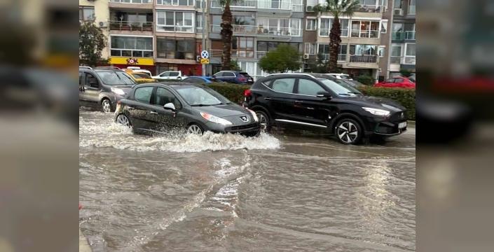 İzmir'de sağanak paniği: Caddeler nehre döndü, trafik felç oldu!