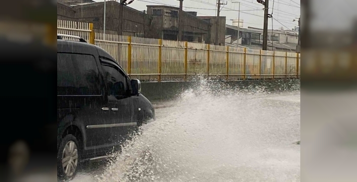 İzmir'de sağanak yağış hayatı felç etti, yollar göle döndü