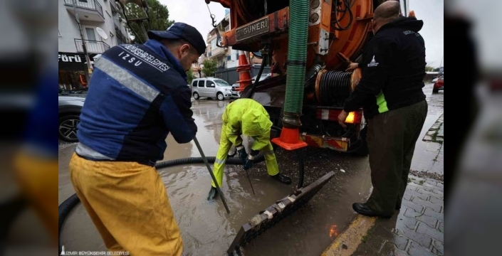 İzmir'de sağanak yağışa karşı büyükşehir ekipleri seferber oldu