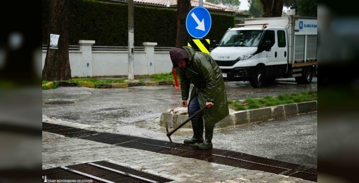 İzmir'de şok yağış: 6 günde bir ayın yağışını aldı, hayat durdu