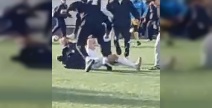 İzmir'de U18 maçında akılalmaz kavga: Sandalyeler havada uçuştu, oyuncular tekmelendi!