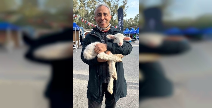 İzmir'deki duatlon yarışına sevimli bir kuzu katıldı