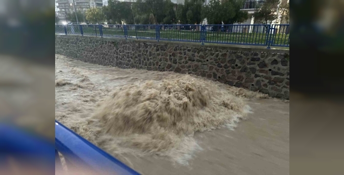 İzmir'i vuran sağanak hayatı felç etti: Sokaklar göle döndü, sürücüler mahsur kaldı!