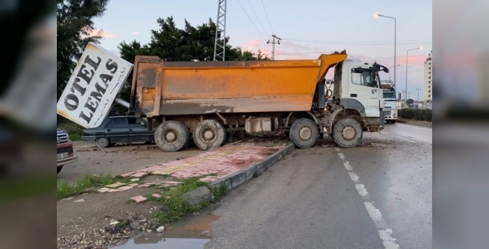 Kamyonun çarptığı tabela otomobilin üzerine devrildi: 1 yaralı