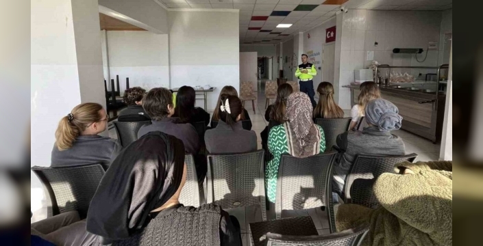 Karabiga'da engelli yaşam merkezindeki kadınlara jandarmadan trafik eğitimi