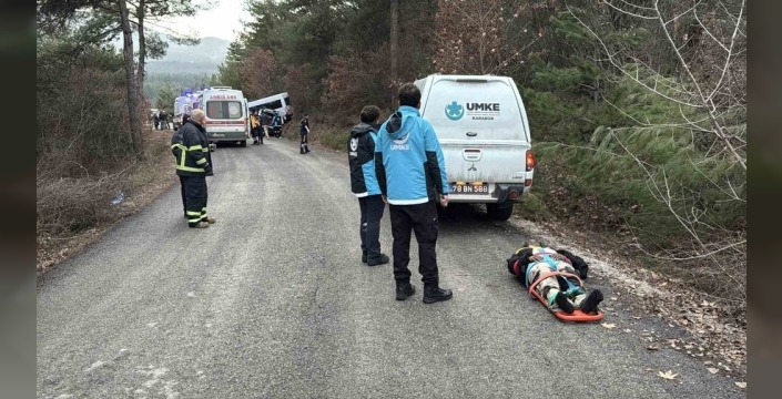 Karabük'te yabancı öğrencileri taşıyan minibüs şarampole uçtu: 17 kişi yaralandı