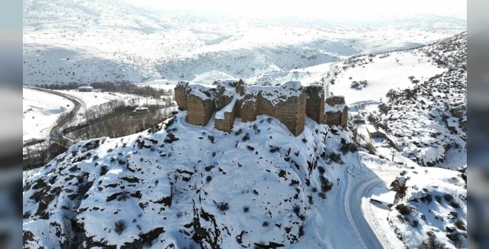 Karın beyaz örtüsüyle büyüleyen Hurman Kalesi, tarihi ihtişamını sergiliyor