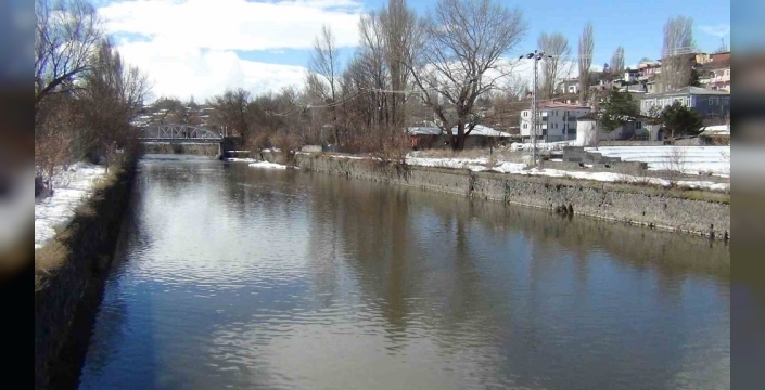 Kars Çayı'nda bahar müjdesi: Buzlar erken çözüldü