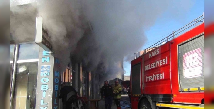 Kars'ta mobilya deposu alevlere teslim oldu, korku dolu anlar yaşandı!