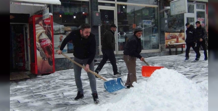 Kars'ta yoğun kar ve tipi nedeniyle 52 köy yolu ulaşıma kapandı
