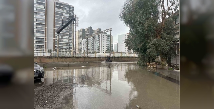 Karşıyaka'da sağanak yağış sonrası sokaklar göle döndü