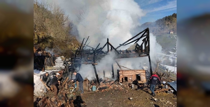 Kastamonu'da yürekleri ağza getiren yangın: 2 katlı ev alevlere teslim!