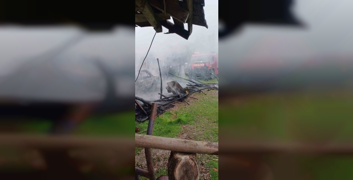 Kaynarca'da park halindeki otomobilde yangın, eve sıçradı