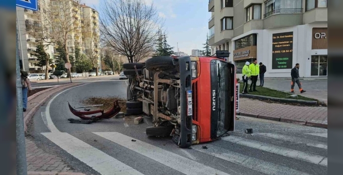 Kayseri'de kan donduran kaza: Hayvan dışkıları yola saçıldı, kamyonet yan yattı!