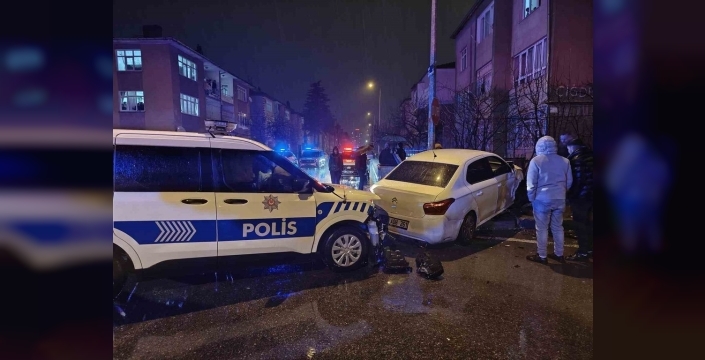 Kayseri'de polis aracı ile otomobil çarpıştı, bir kişi yaralandı
