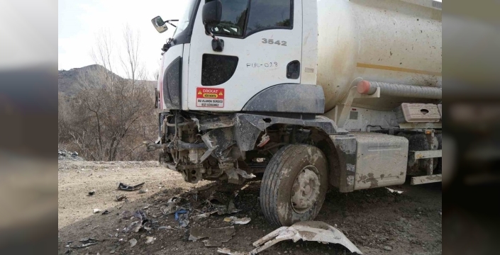 Kırıkkale'de akaryakıt tankeri ile kamyonet kafa kafaya çarpıştı: 3 kişi yaralandı