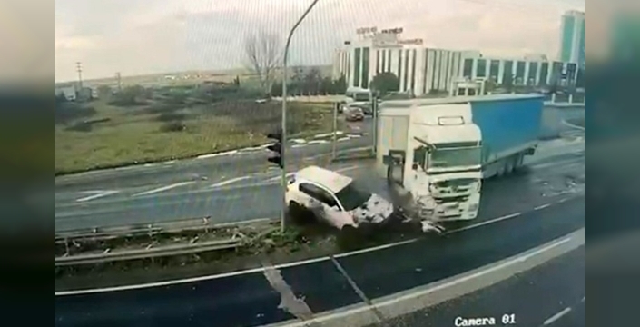 Kırmızı ışık dehşeti! Tır dehşet saçtı, otomobil hurdaya döndü