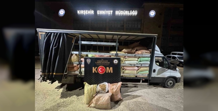 Kırşehir'de nefes kesen operasyon: 3 ton kaçak tütün ele geçirildi!