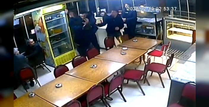 Kız arkadaş kavgası kanlı bitti: Çay ocağında korkunç anlar kamerada!