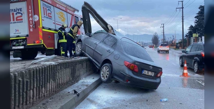 Kocaeli’deki kaza sonrası otomobil bariyerlere saplandı