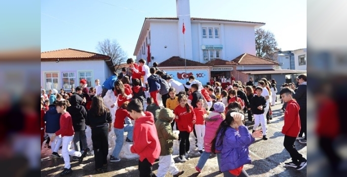 Köyceğiz'de öğrencilere kar sürprizi ile sevinç dolu anlar yaşandı