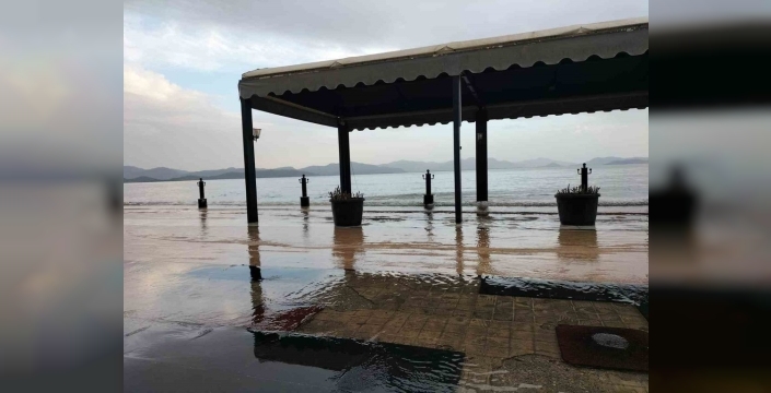 Köyceğiz Gölü taştı, kordon sular altında kaldı: İşletmelerde su baskını!