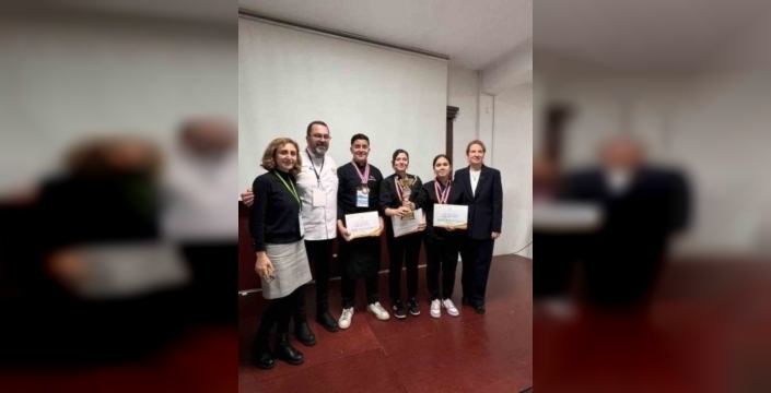Kuşadası'nda bir okulun aşçılıkta bölge birinciliği coşkusu