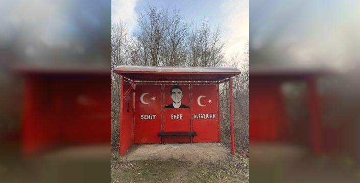Ladik'te duygu yüklü anma: Şehit polis memuru Emre Albayrak'ın adı otobüs durağına kazındı