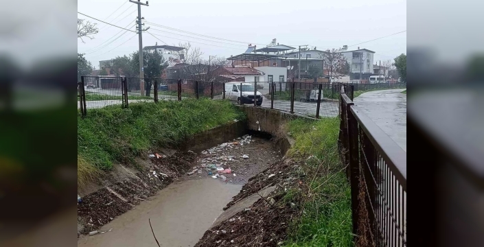 Manisa'da dere yatağından çıkan 150 kamyon çöp şoke etti: Koltuktan buzdolabına her şey çıktı!