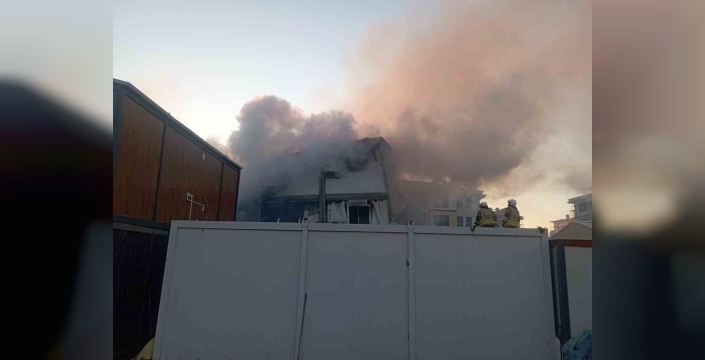 Manisa'da işçi konteynerinde çıkan yangın kısa sürede söndürüldü