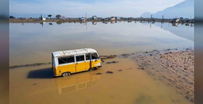 Manisa'da rekor yağışlar hayatı felç etti: 20 bin dekar arazi su altında, 191 ihbar!