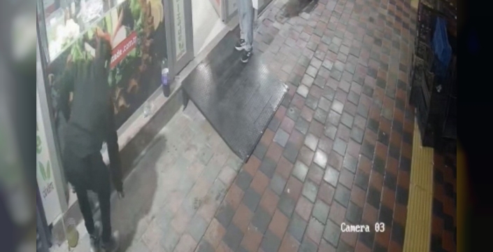 Manisa'da sigara paketi çalma anı kamerada: 'Yarın daha farklı olaylara karışabilir