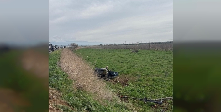 Manisa'da yürekler ağza geldi: Otomobil tarlaya böyle uçtu, 2 kişi yaralandı!