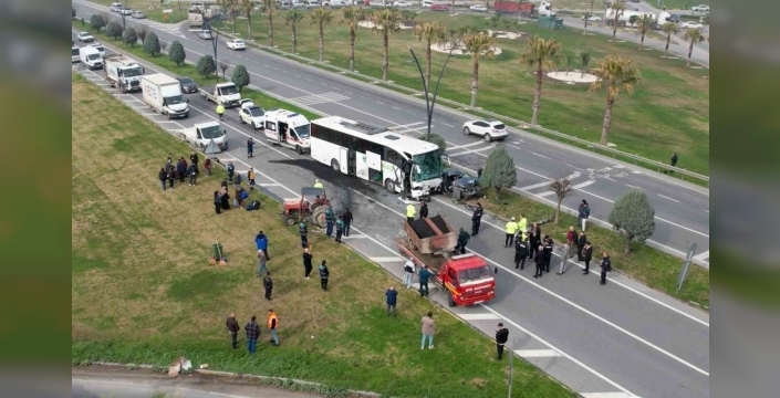 Manisa'da zincirleme kaza: 3 araç birbirine girdi, 5 kişi yaralandı