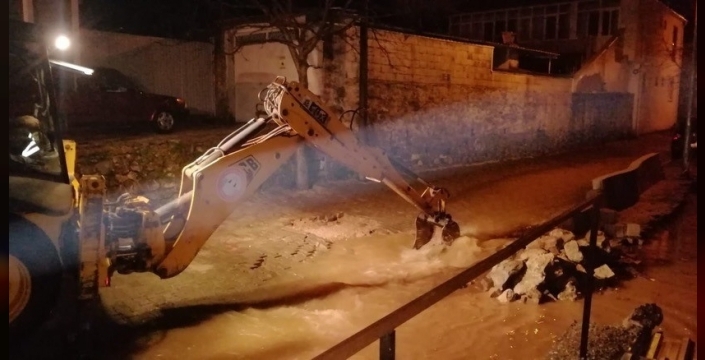 Menteşe'de geceyi mesaiyle geçiren belediye ekipleri, sağanak yağışa karşı teyakkuzda