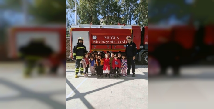 Minik itfaiyecilerden yangın güvenliği dersi: Temel bilgiler eğlenceli şekilde verildi
