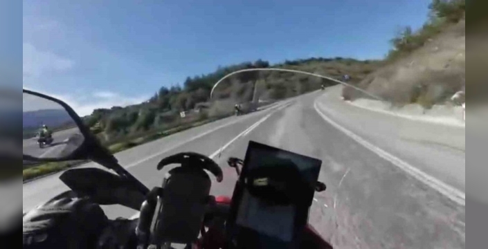Motosiklet sürücüsü hatalı sollamada hayatını kaybetti, kaza anı kask kamerasına yansıdı