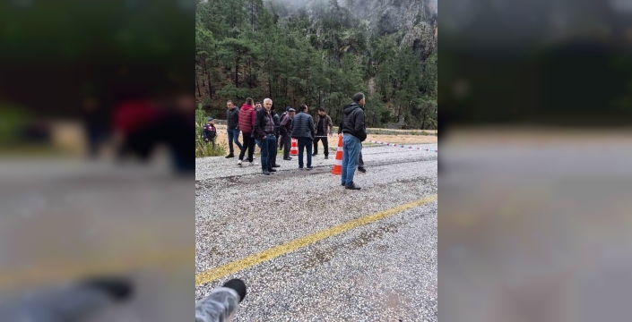 Muğla'da şiddetli yağış Namnam Çayı'nı taşırdı, yol çöktü
