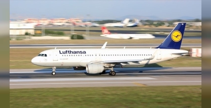 Münih Havalimanı'nda kar fırtınası nedeniyle yolcular sabaha kadar mahsur kaldı