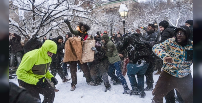 New York'ta kar savaşı ortalığı karıştırdı: 4 polis yaralandı!