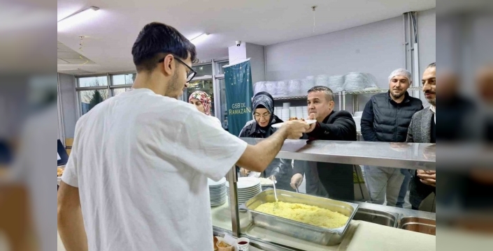 Öğrencilere iftar yemeği dağıtan İl Müdürü Ramazan Demir'den birlik ve bereket mesajı