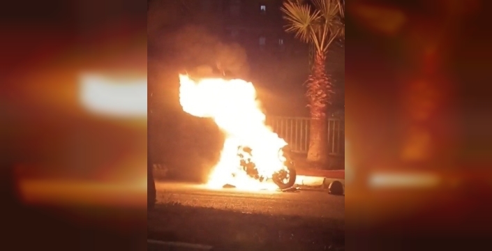 Osmaniye'de park halindeki motosiklet alev alev yandı