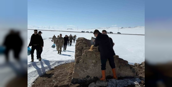 Özalp'ta zorlu kış koşullarında hayvanlar unutulmadı: Doğaya yem bırakıldı